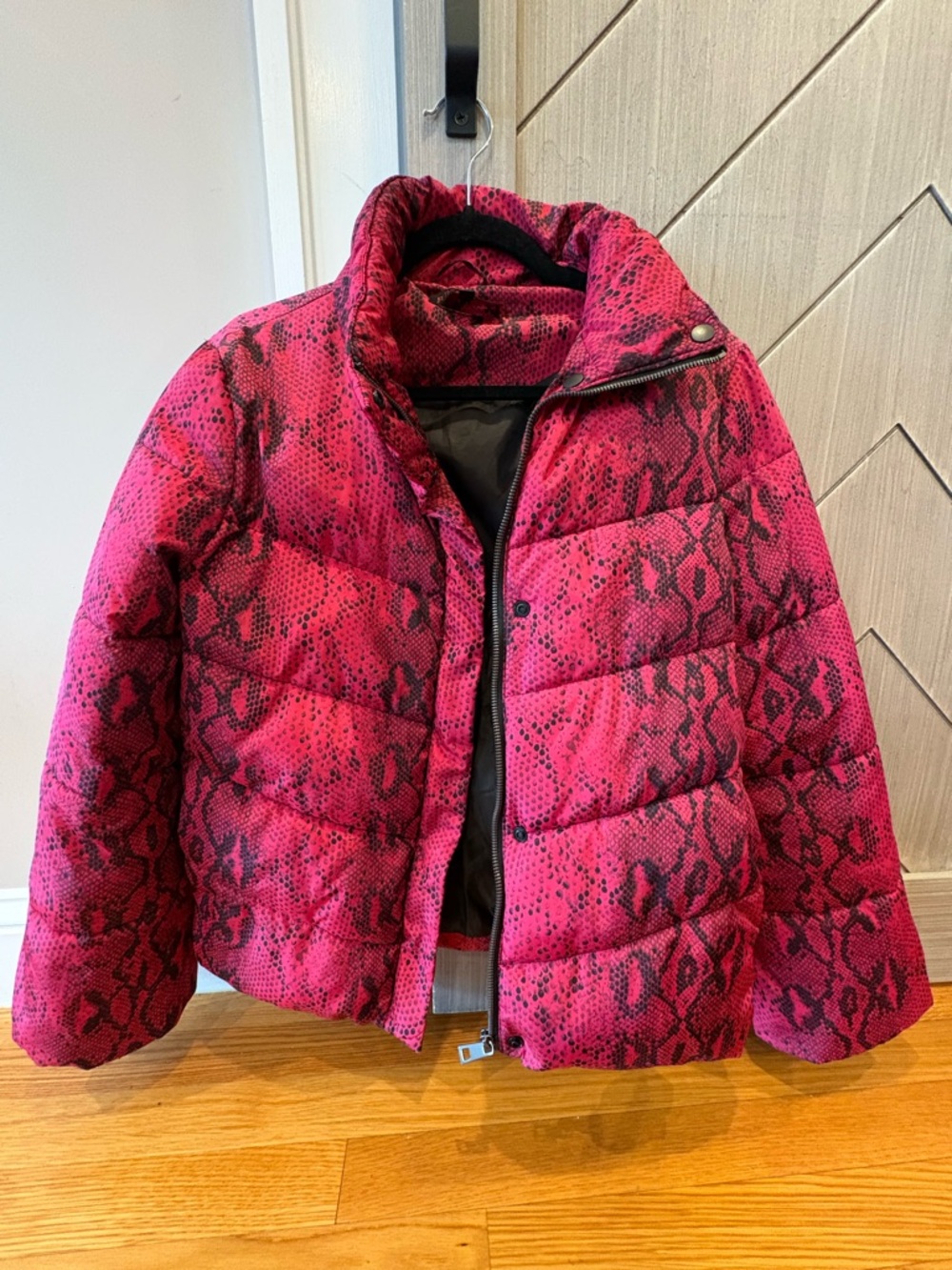 Betsey Johnson Hot Pink Snake-Print Puffer Jacket women’s size Small